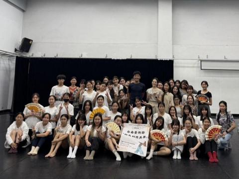 沈佳依 - 2025年 在台南藝術節 為舞蹈藝術家 Mang Tri的授課口譯人員