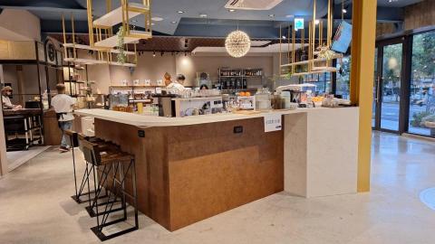 雅室內裝修有限公司 - 吧檯後方,有鐵鏽般立面,提供喜愛小酌客戶座位