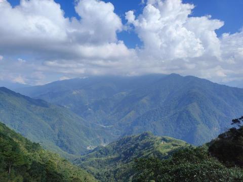 葉冠岑 - 假日很適合騎機車去山上