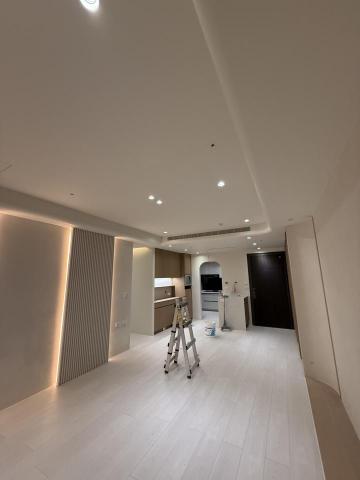 王世廷 - ✨最新完工案例✨
全室以米白色系搭配木質元素，打造明亮又溫暖的居家氛圍。牆面與天花板使用環保無味漆，平整細緻、乾淨俐落，完工後質感大提升??