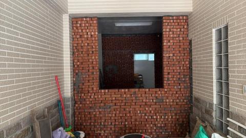 泥作（花不完）（宗廷）泥作 - 砌磚隔間，留鋁門窗，留鋁門拉門，水泥沙打底，水泥沙粉光，貼高度25公分高磁磚25×40，油漆。