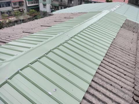 張超羣 - 石棉瓦破損以浪板為素材做局部修繕01