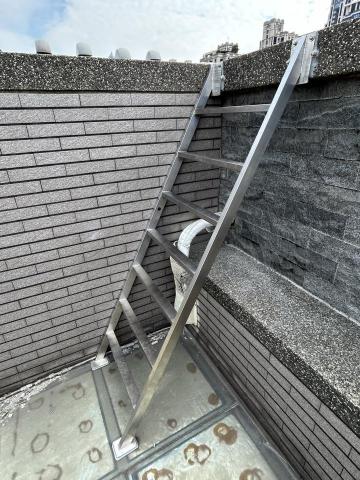 開鑫鐵工廠 - 施工後（訂製304不銹鋼樓梯）