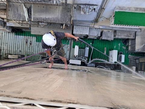 楊師傅 - 外牆粉刷工程作業