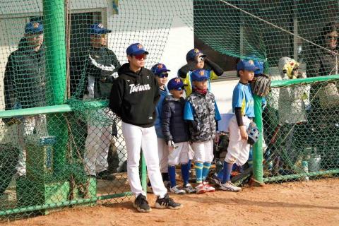 恩愷 - 帶社區球隊小朋友