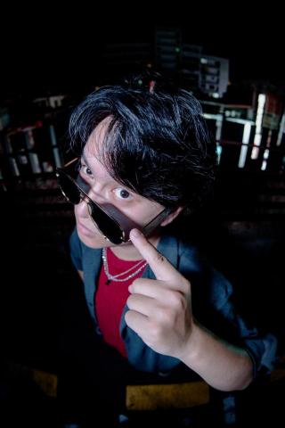 我是個學設計的學生，對於攝影有著非常大的熱情，希望可以用美麗