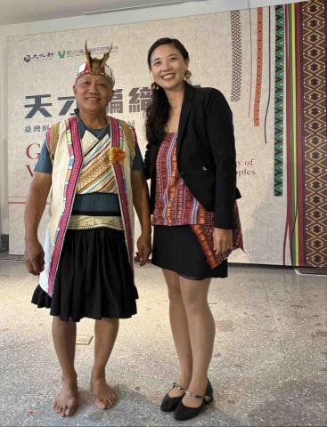 Joe Cho - 雙語主持「天才編織家：台灣原住民的織物與編器展」開幕記者會/與布農族林南吉老師
Bilingual hosting press conference of the exhibition “Genius Weavers, the textiles and basketry of Taiwan’s indigenous peoples”/w Bunun tribe Mr.Balalav