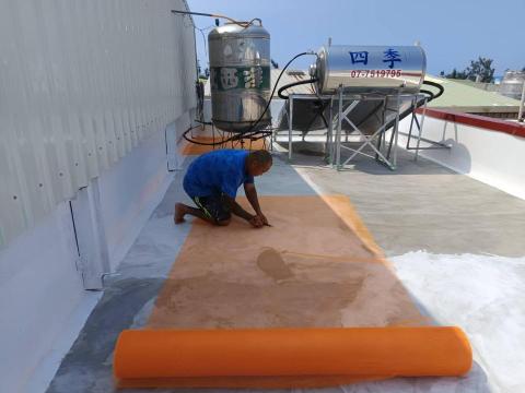 邑光防水隔熱工程 - 旗津民宅屋頂（施作中照片）