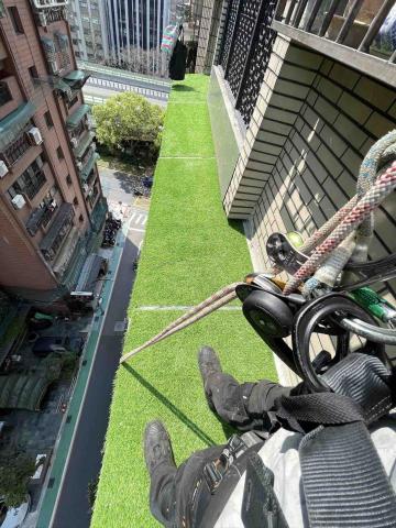 AWU - 台北10樓雨遮人工草皮更換-中