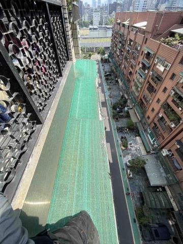 AWU - 台北10樓雨遮人工草皮更換-前