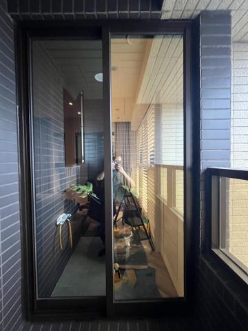 森璃建築隔熱紙 - 左半部施工5%隔熱紙，右半部未施工隔熱紙，隱私效果較佳