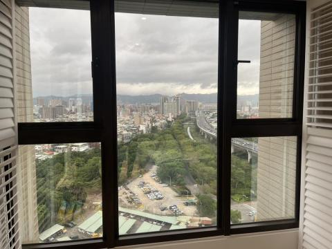 森璃建築隔熱紙 - 施工75%隔熱紙，保有原來的戶外景觀及具有高效的隔熱效果。