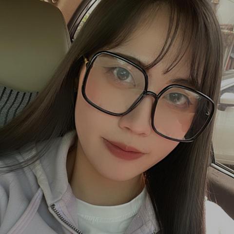 提供美髮剪刀服務的專家蔡姵昀