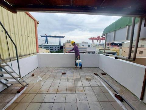 邑光防水隔熱工程 - 旗津民宅（陽台施作中照片）