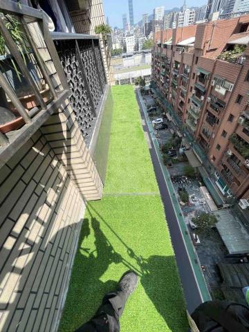 AWU - 台北10樓雨遮人工草皮更換-後