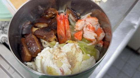 言羽 翔 - 海陸湯麵的料
因為是要煮給80歲的阿公吃的
所以食材特別剪小塊一點