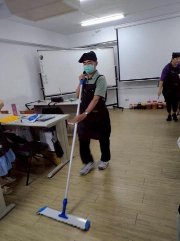 水美清潔工作室 - 平板拖把實作