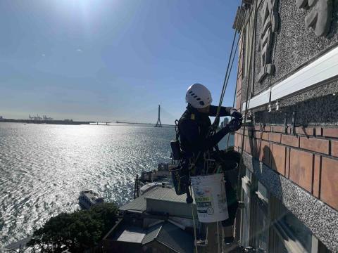 空降繩兵 余先生 - 淡水老街建物更換外牆燈具