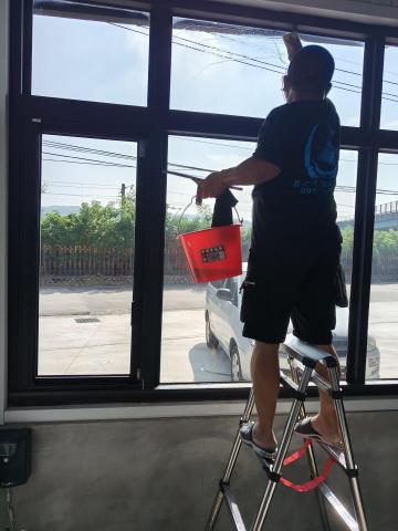 龍新清潔企業社 - 工廠玻璃清潔