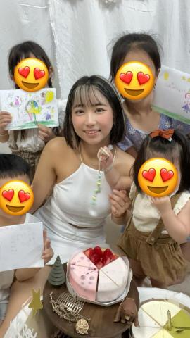 Chloé - 這張是我生日的時候跟家裡小孩一起拍照的照片，他們手上各拿的是特別畫給我的生日卡片❤️