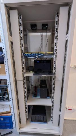 陳鼎元 - 整理好的機櫃,拉了約22條樓上與樓下