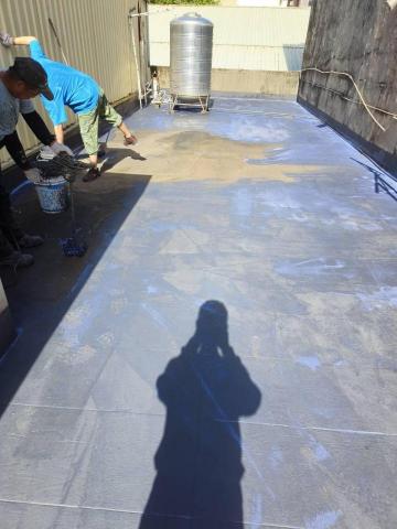 龍賦工作室 - 屋頂防水塗層施作中