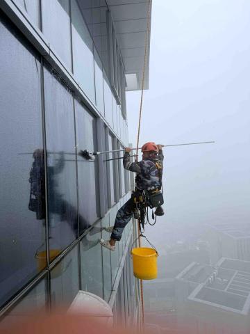 空降繩兵 余先生 - 林口42樓 玻璃清洗