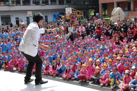 第一名魔-丁民 - 爆滿的學生，認真的眼神，敬業的魔術師。