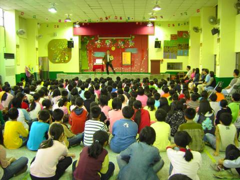 第一名魔-丁民 - 小小的禮堂，小朋友正專心收看著精彩演出。