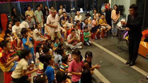 第一名魔-丁民 - 社區大樓裡，魔術師丁民一上場，人潮立刻聚集。