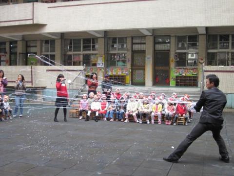 第一名魔-丁民 - 魔術師丟出的白色蜘蛛絲，劃出一道美麗的線條。