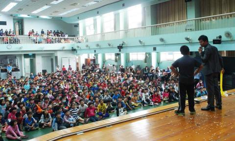 第一名魔-丁民 - 爆滿的禮堂，熱鬧的兒童節，專業的魔術師。