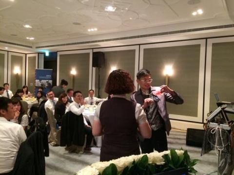 第一名魔-丁民 - 公司聚會，即使忙著用餐，也一定要瞪大眼睛看著魔術師。