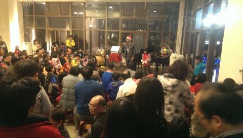 第一名魔-丁民 - 小小的社區在聖誕節那天擠了好多人呢!