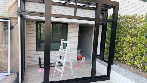 唯尊level 8手作漆藝工坊 - 台南 大樓名稱 世界巨星。 鋁窗框噴漆改色白改黑