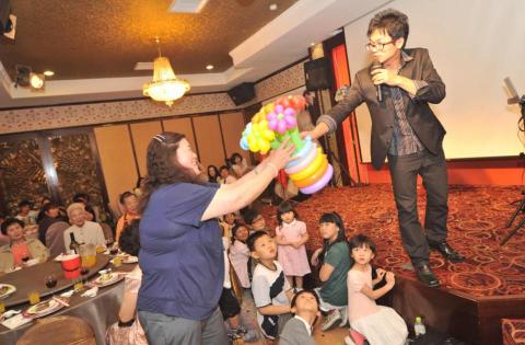 第一名魔-丁民 - 魔術師將氣球遞給觀眾，讓所有人羨慕不已。