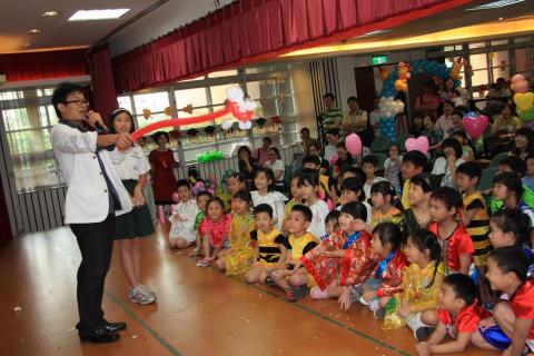 第一名魔-丁民 - 小朋友看著魔術師手中的氣球，目不轉睛。