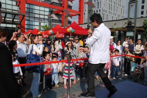 第一名魔-丁民 - 新光三越的VIP活動，太陽很大，觀眾卻熱情不減!