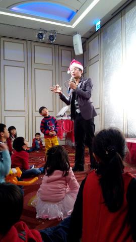 第一名魔-丁民 - 瞧瞧小朋友被魔術師唬得一愣一愣的，表情徹底失守。