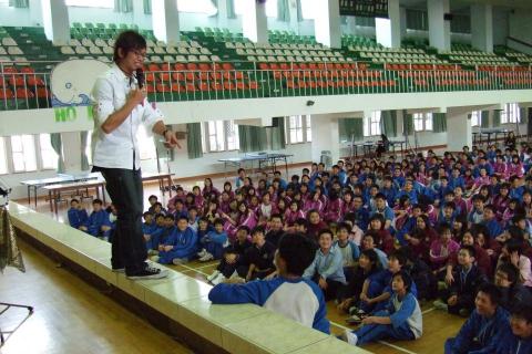 第一名魔-丁民 - 這場大朋友的演出，每個人都眼神灌注笑開懷。