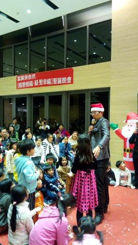 第一名魔-丁民 - 聖誕節社區團聚的時刻，魔術師一出馬大家就熱起來了。