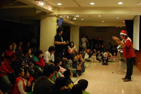 第一名魔-丁民 - 7-11店商龍頭的社區巡演，魔法牽動著每位觀眾的心。