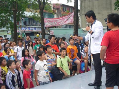 第一名魔-丁民 - 在公園搭建的舞台的，吸引了很多里民到場。
