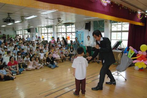 第一名魔-丁民 - 畢業典禮上，魔術師讓原本分離的不捨情緒，瞬間開懷大笑。