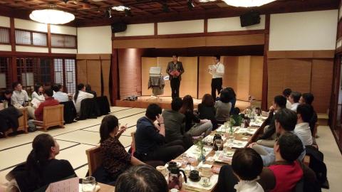 第一名魔-丁民 - 商業場的大人聚會場合，魔術師照樣把這些大朋友逗得哈哈笑。