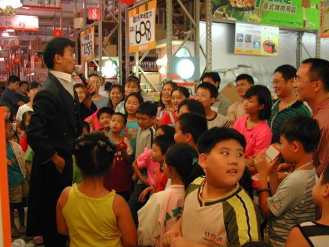 第一名魔-丁民 - 大賣場的活動，只要邀請魔術師，現場就熱鬧非凡。