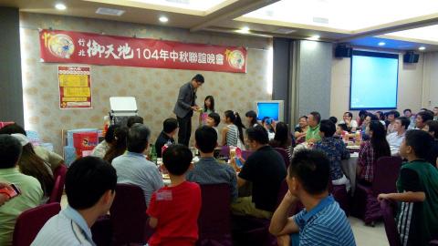 第一名魔-丁民 - 一群夥伴團聚在餐廳，台上精湛的演出，都快忘記今天是來吃飯的。