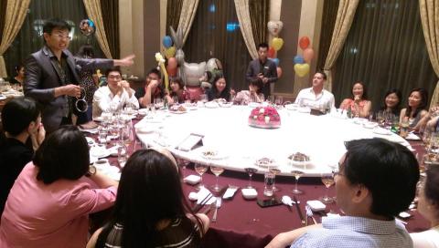 第一名魔-丁民 - 高級豪宅的宴客廳，來了魔術師丁民，現場現場的喧囂突然停止。