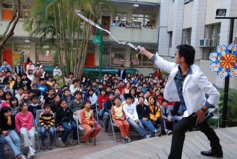 第一名魔-丁民 - 魔術師拋出的長條絲巾，引起一陣驚呼。