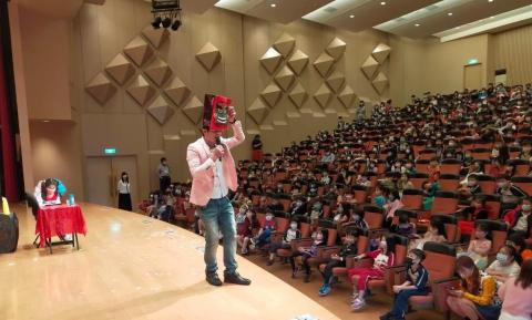 第一名魔-丁民 - 在高級的大劇院表演廳，這場秀，牽動所有觀眾的心靈。